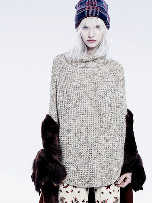 混紡高領針織服飾 Sasha Luss的白發炫酷演繹與Free People風尚